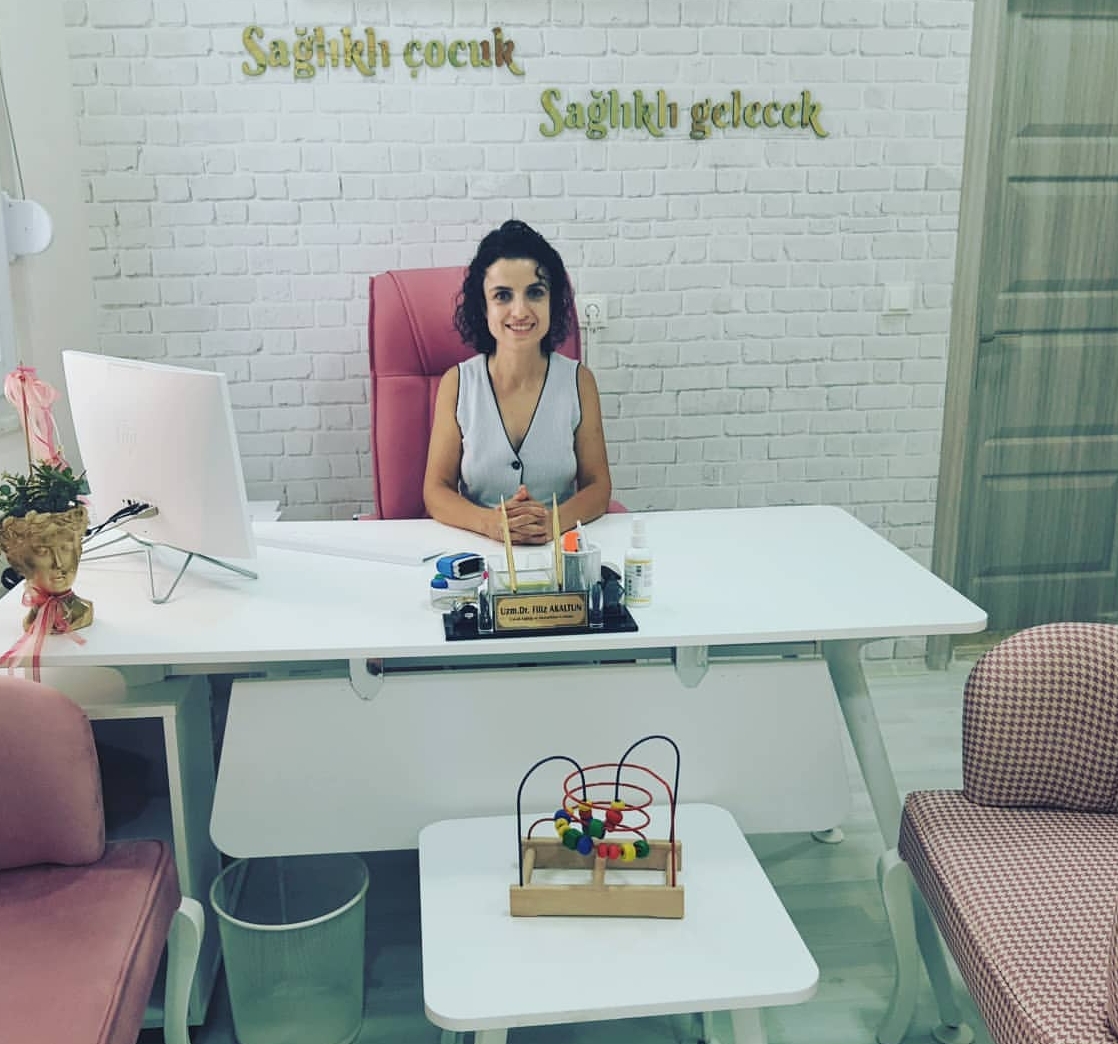 Uzman Dr. Filiz Akaltun kliniğinde hastalarını karşılıyor